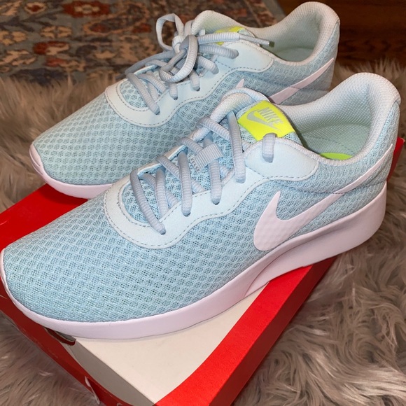 nike tanjun light blue
